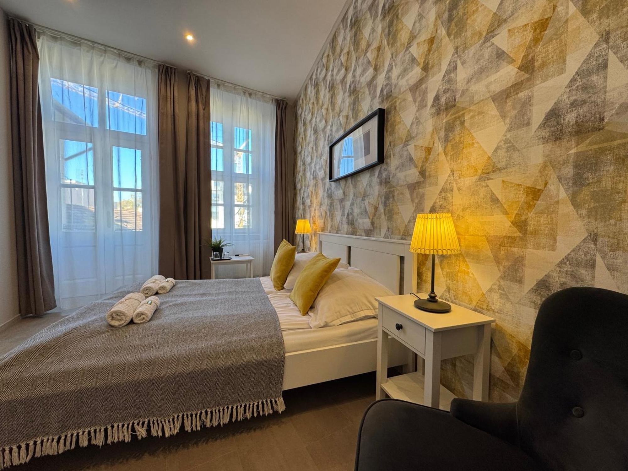 Center Rooms Мишкольц Экстерьер фото
