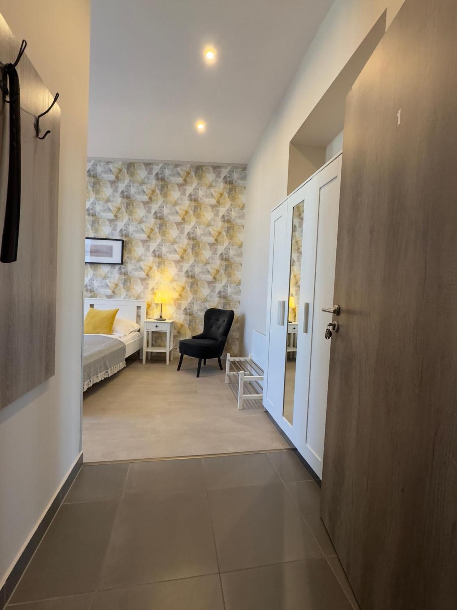 Center Rooms Мишкольц Экстерьер фото