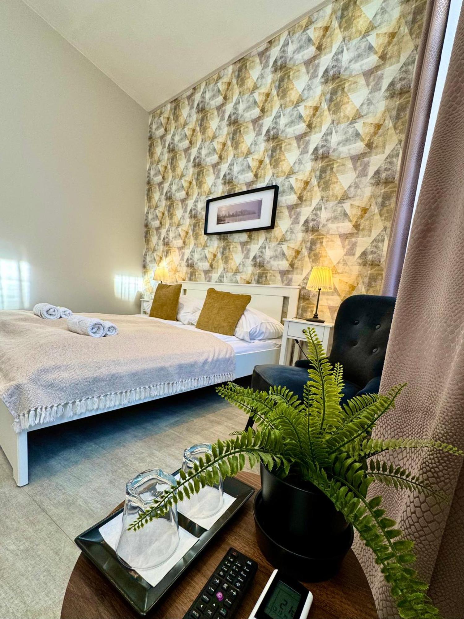 Center Rooms Мишкольц Экстерьер фото