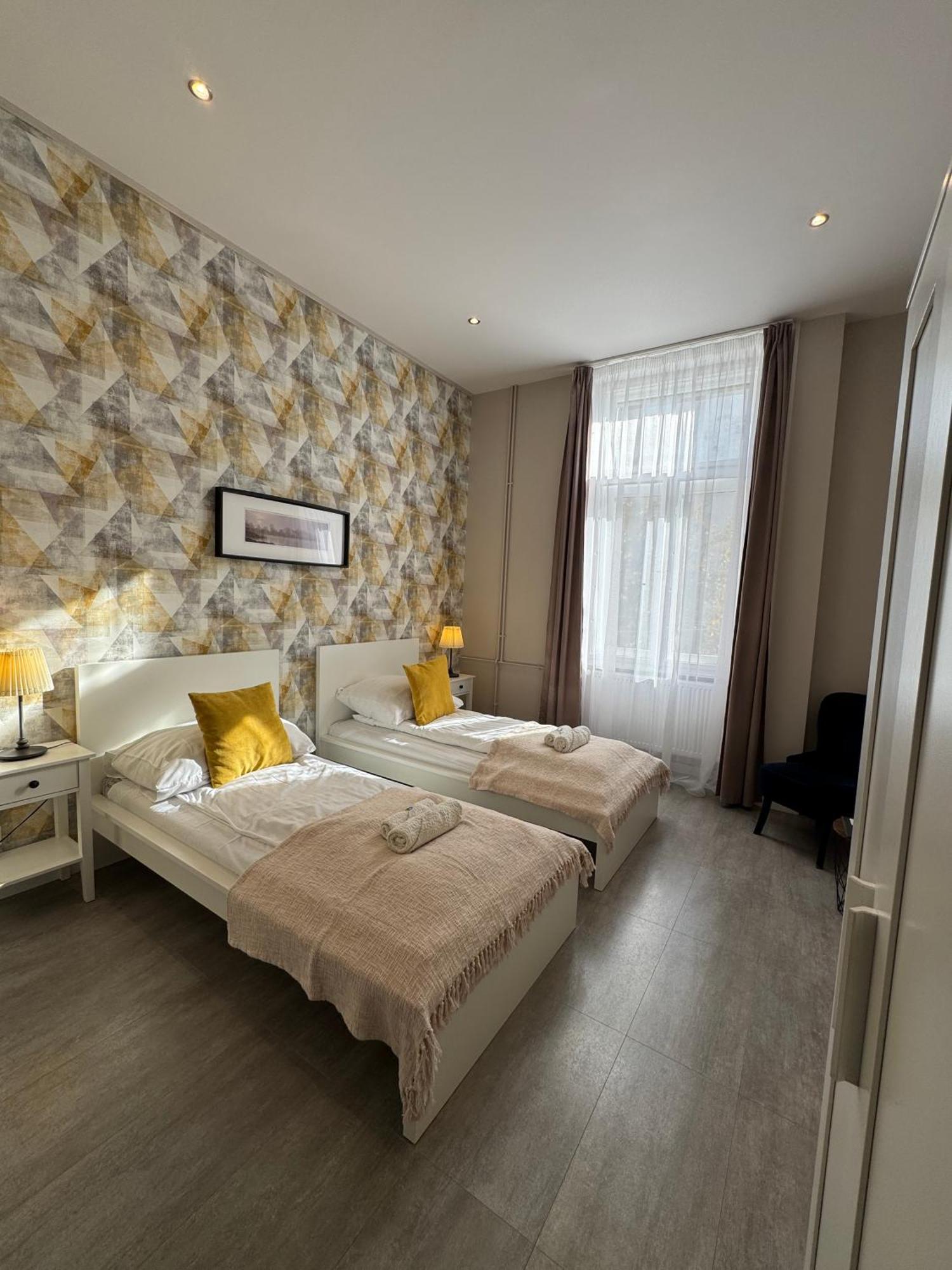 Center Rooms Мишкольц Экстерьер фото